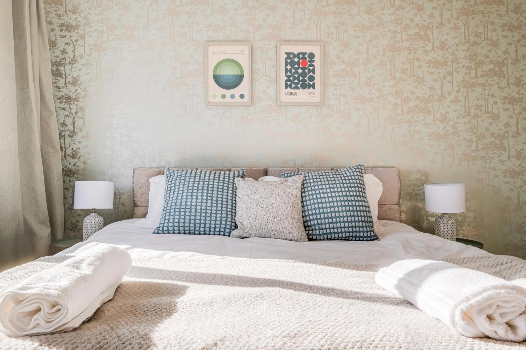 Comfy And Freshly Redecorated Home By Our Home Short Stays Close To Town Centre With Free Parking Бедфорд Екстериор снимка